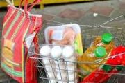 توزیع بسته‌های ارزاق و گوشت نذری هدیه خادمیاران رضوی به محرومین در تایباد 